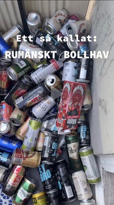 Samling av olika tomma dryckesburkar i en låda, texten "Ett så kallat: RUMÄNSKT BOLLHAV" syns över bilden.