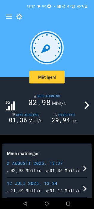 Hastighetsmätning på telefonen med 5G-anslutning: nedladdning 2,98 Mbit/s, uppladdning 1,36 Mbit/s, svarstid 29,94 ms. Mät igen-knapp.