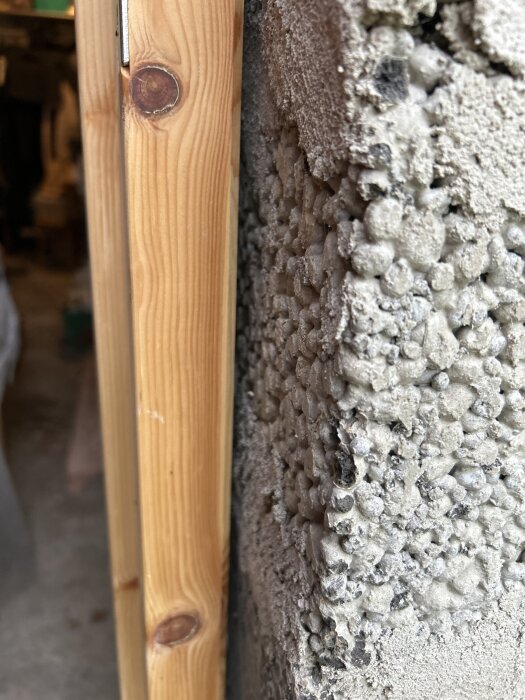 Trädörrkarm och grov yta av lekablock under konstruktion.