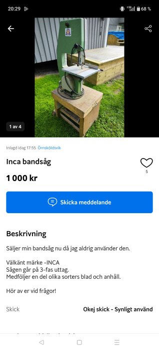 Inca bandsåg i grönt på ett trärbord utomhus, placerad på gräs bredvid en altan.
