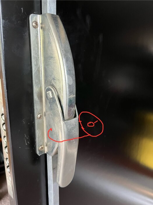 Bild på en garageregel monterad på en dörr, med en handritad markering i rött runt var ett hål skulle kunna borras för ett hänglås.