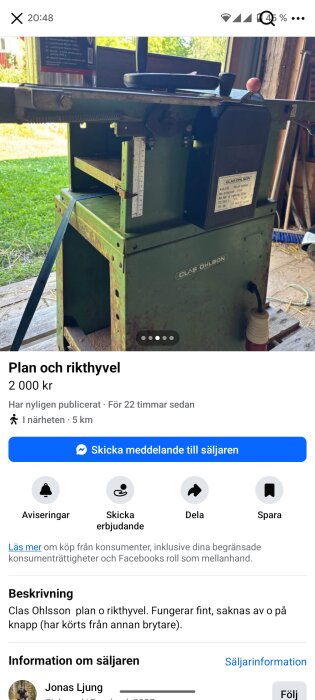 Grön plan- och rikthyvel av märket Clas Ohlsson i en trädgård, annonserad för försäljning. Saknar av/på-knapp.