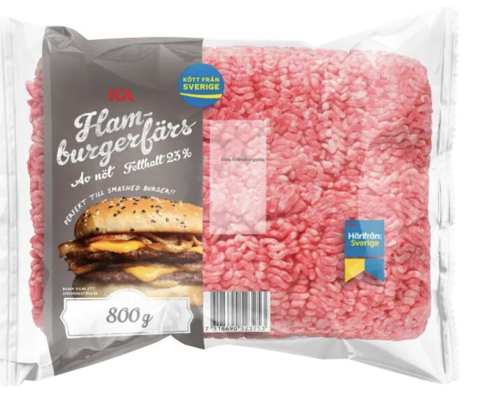 Förpackning av ICA hamburgerfärs av nöt, 800g, fetthalt 23%, med bild på en hamburgare och information om svenskt kött.