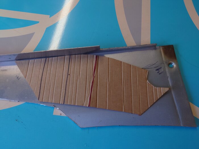 Metallskylt med en kartongbit på blå bakgrund, möjligtvis insinuerande på ett företags skylt.