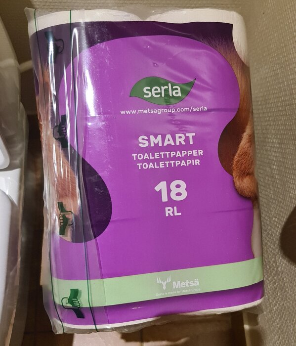 Paket med Serla Smart toalettpapper, 18 rullar i lila förpackning.