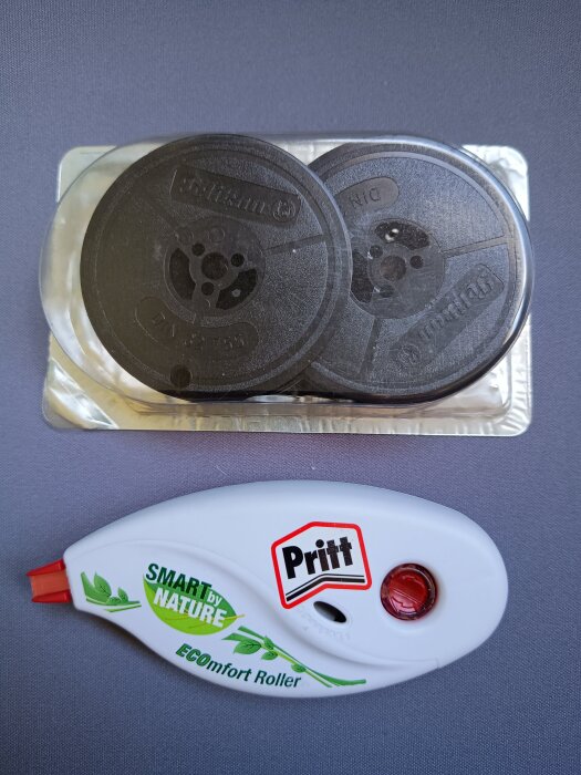 Färgband och Pritt korrigeringsroller bredvid varandra på ett bord.