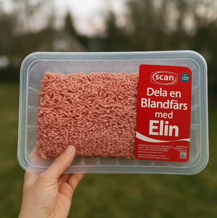 Förpackning med blandfärs från Scan, med en hand som håller upp den. Texten på etiketten: "Dela en Blandfärs med Elin".