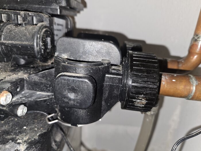 Läckande anslutning vid avhärdningsfilter med plastmutter och kopparrör i källare, frågan gäller byte av packning.