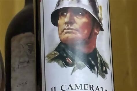 Flaska med etikett som visar en man i militäruniform. Texten "IL CAMERATA" är synlig på etiketten.