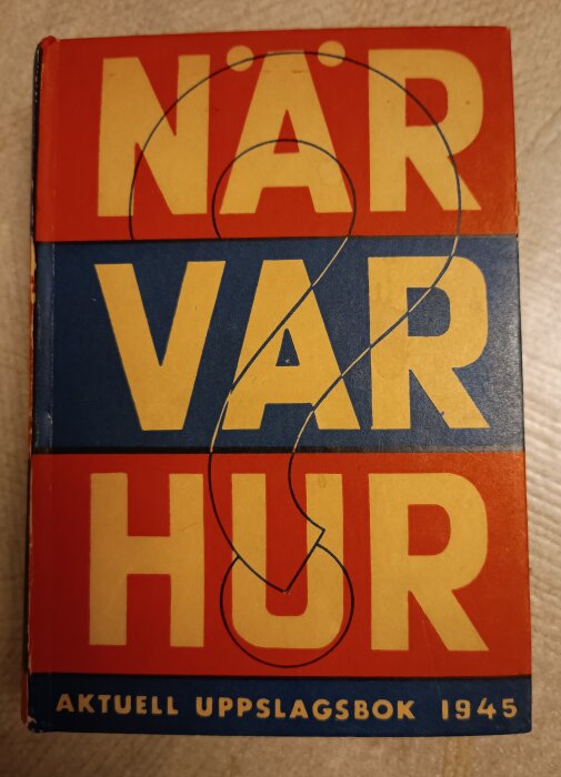 Omslag till "När Var Hur" från 1945 med gul text på röd och blå bakgrund.