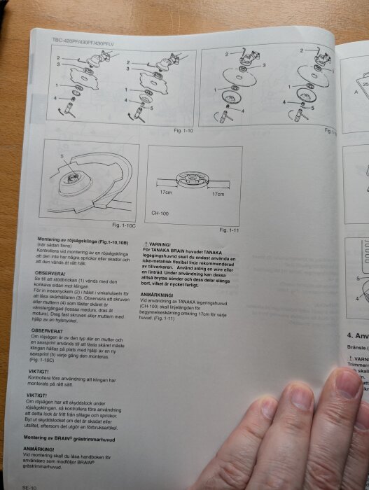 Instruktionssida för montering av Tanaka grästrimmer och röjsågklinga med diagram för olika delar och varningar för korrekt användning.