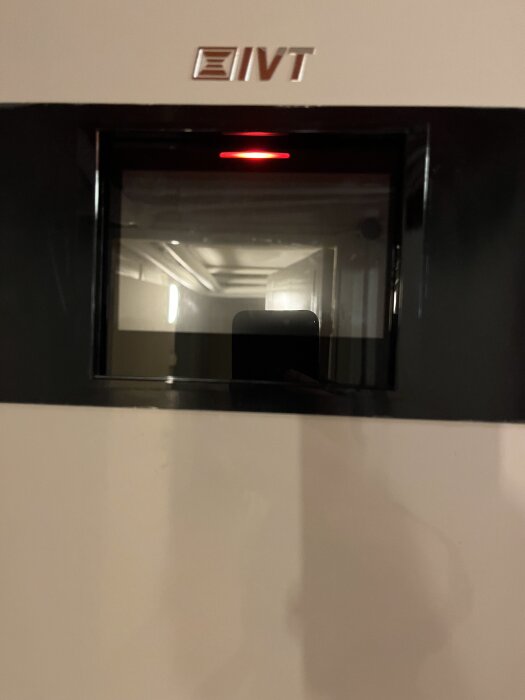 Panna med IVT-logga blinkar rött och larmar efter strömåterställning.
