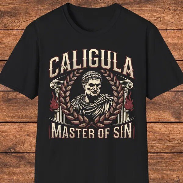 Svart T-shirt med texten "Caligula Master of Sin" och bild av en byst i en krans med eldflammor.