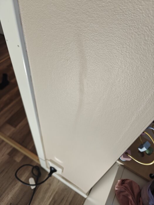 Fläck på vägg efter försök att sudda bort blyertsteckning.