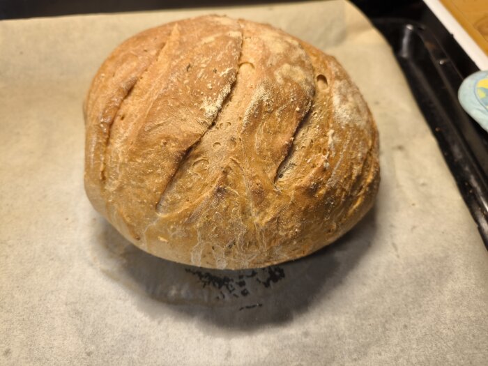 Grekiskt lantbröd bakat på plåt med torkade örter, del av ett inlägg om bakning och matlagning.