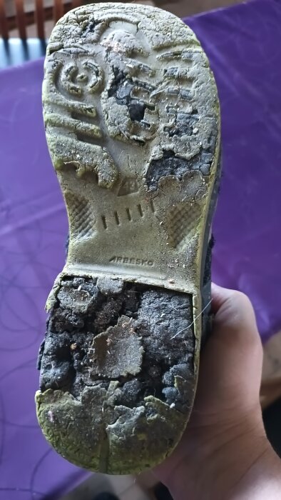 Sliten sula på gammal arbetssko i behov av omsulning, visar sprickor och slitage.