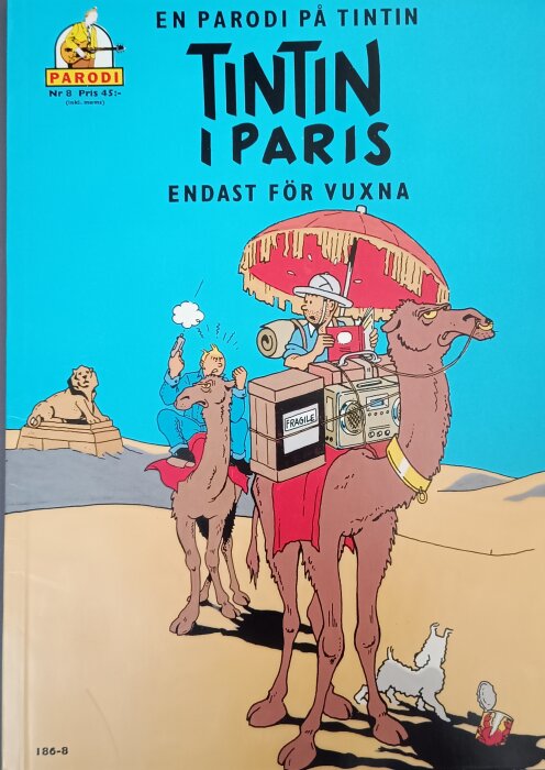Omslag av "Tintin i Paris", en parodi för vuxna, visar två personer på kameler i öknen med Sfinxen i bakgrunden.