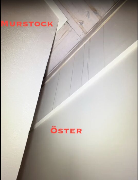 Vattenskador på innertaket nära murstocken där vatten rinner ner längs väggen, markerat med orden "murstock" och "öster".