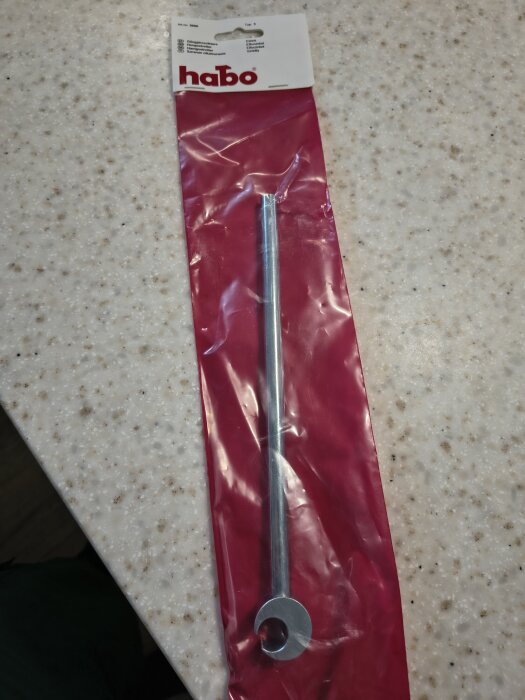Habo dörrjusteringsverktyg i originalförpackning på en marmorerad yta.
