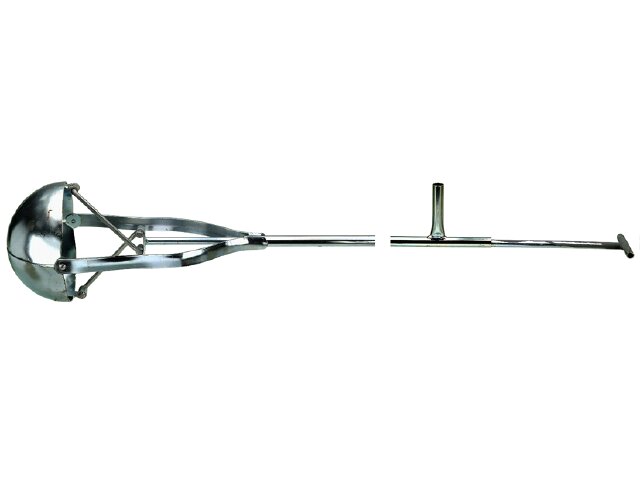 Metallisk klotskopa med långt handtag, används för att tömma rensbrunnar från löv och smuts.