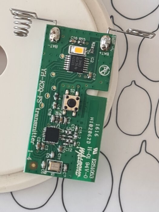 Grönt kretskort med elektroniska komponenter och fjädrar, använd i puck som slutat fungera.