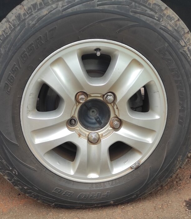 Däck på en Toyota Land Cruiser på en hotellets parkering, sett från vänster sida.