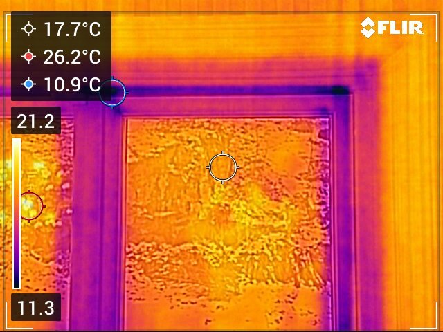 Värmekamera-bild av ett fönster visar temperaturvariationer; kallare områden nära karm. Inkluderar temperaturavläsningar mellan 10,9 och 26,2 grader Celsius.
