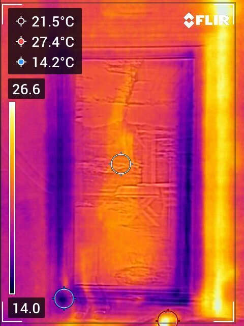 Värmebild som visar temperaturen på ett fönster, med temperaturskillnader mellan 14,2°C och 27,4°C, möjligen indikerande otäthet eller isoleringsproblem.