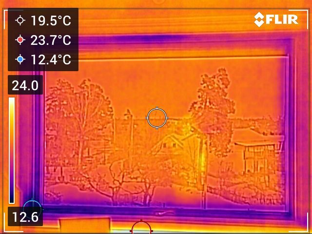 Termisk bild av fönster och omgivning med temperaturdata, visar möjliga temperaturvariationer vid karmar och fönsterblad.