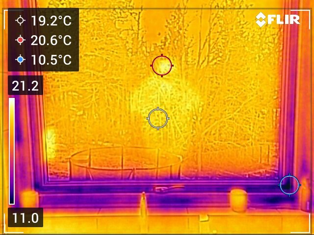 Termografisk bild av ett fönster som visar temperaturvariationer. Områden runt fönstret visar temperaturer mellan 10,5°C och 20,6°C.