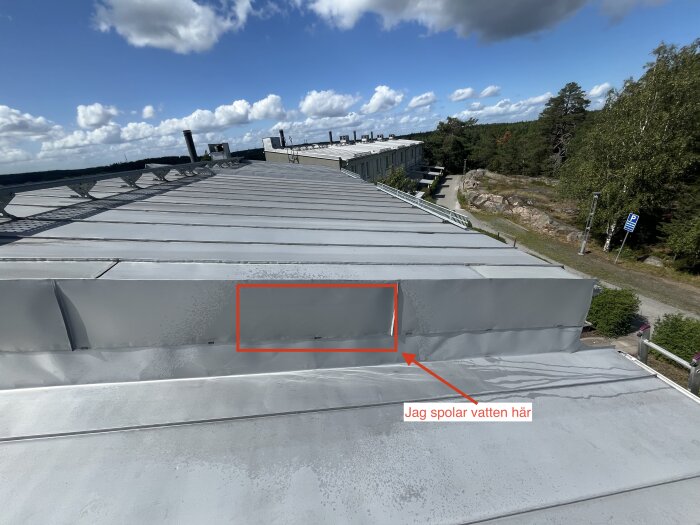 Rostfritt tak med angivet område för vattenflöde test, markerat med en röd rektangel och pil som visar "Jag spolar vatten här".