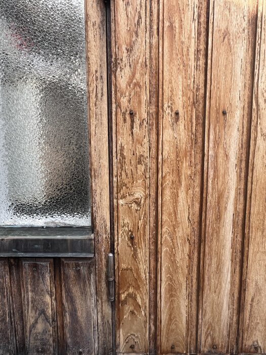 Trädörr i teak med glasruta, visar slipade ytor och oljerester från 60-talet.