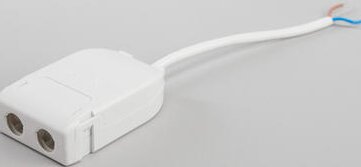 Vit elektrisk anslutningsdosa med två hål och en sladd, liknande Hide-a-lite Q-box micro.