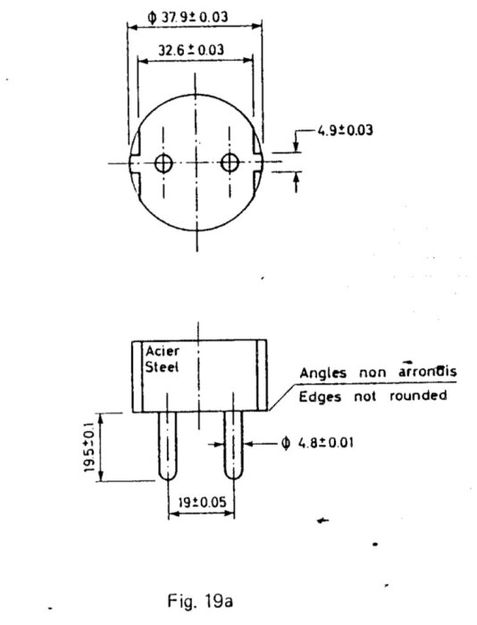 Ritteckning av en metallkomponent i stål med mått och toleranser, inklusive ej rundade kanter. Fig. 19a visar en plan och en sidovy.