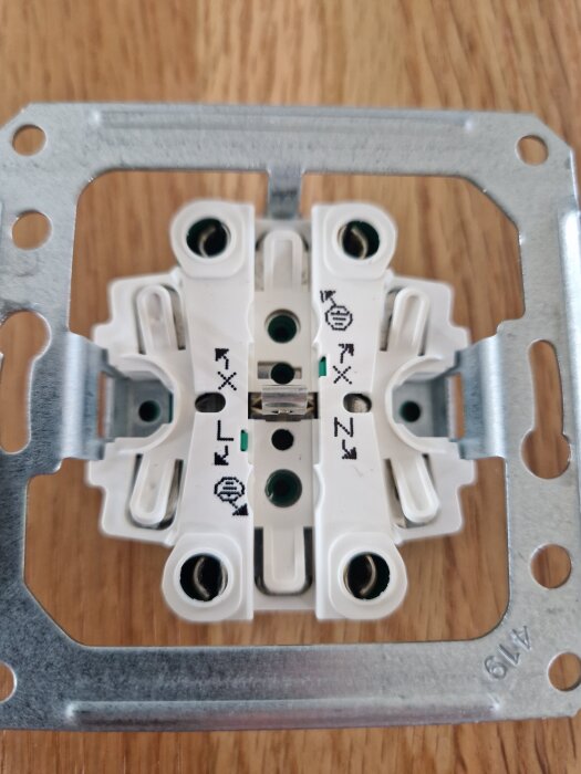 Schneider Exxact tvåvägsuttag inifrån visar kontaktpunkter och märkningar för L och N.