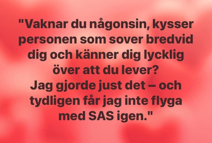 Citat på röd bakgrund om att vakna och kyssa en person bredvid dig, med humoristiskt avslut om att inte få flyga med SAS.