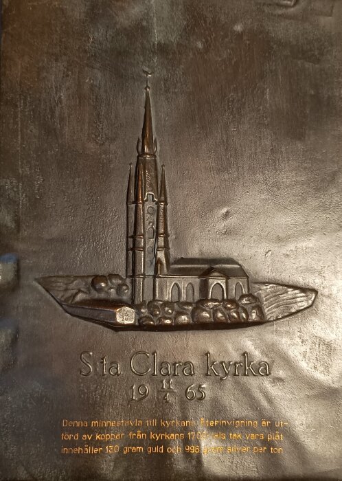 Minnestavla av Sankta Clara kyrka, återvunnen koppar från 1700-talstak, text om guld- och silverinnehåll, årtal 1965.