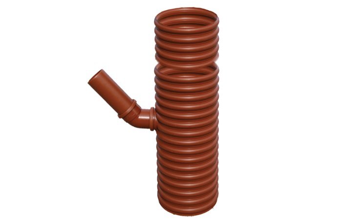 En modern brunn i plast med ett utloppsrör som vinklas uppåt, spiralmönstrad design och brun färg.