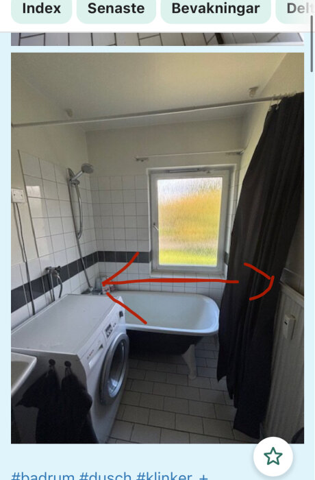 Badrum med kakel, badkar och dusch vid ett fönster. Röda pilar markerar avstånd mellan badkar och vägg samt från golv till fönstrets nederkant.