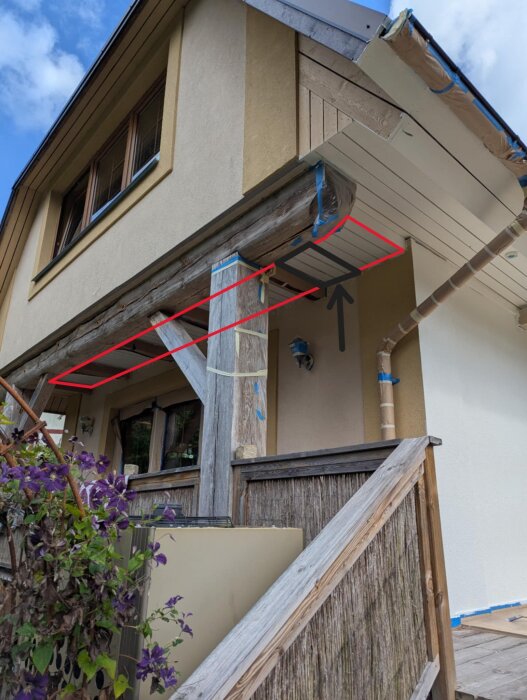 Husfasad med målad takfot och plast markerad i rött; plasten har skador markerade i svart.