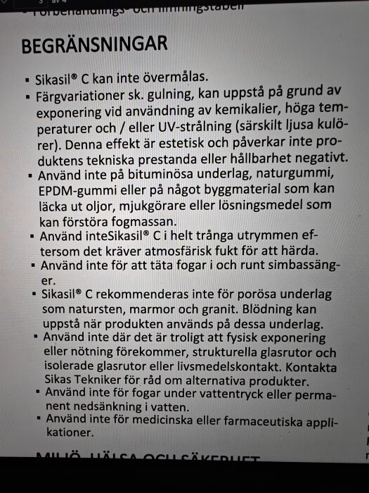 Text på skärm som beskriver begränsningar för användning av Sikasil C, inklusive att det inte bör användas på EPDM-gummi eller porösa underlag.
