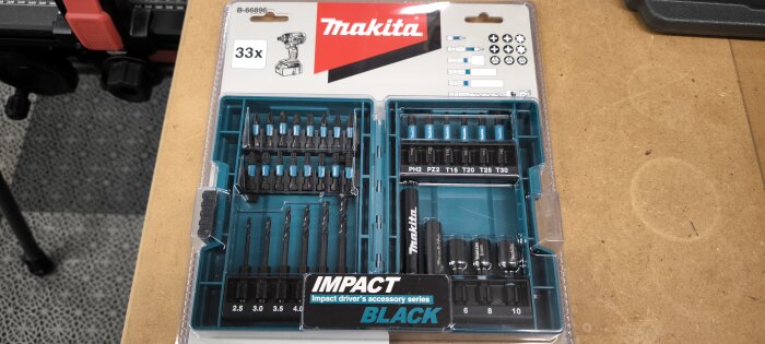 Sats med Makita bits och borrar för slagdragare, 33 delar i turkos förpackning, med olika storlekar och typer organiserade i fack.