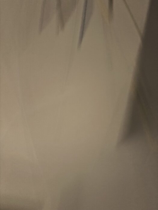 Osäker, suddig bild på ett möjligt byggprojekt eller belysning som nämns i forumdiskussionen om tekniska termer och spottar i Spanien.