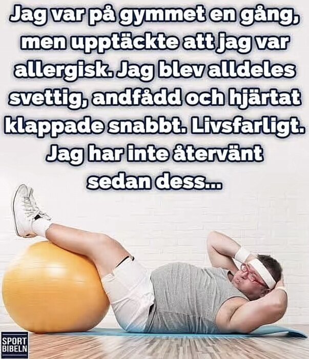 Person gör sit-ups med fötterna på en träningsboll, iförd pannband och träningskläder, liggande på en yogamatta i gymmet.