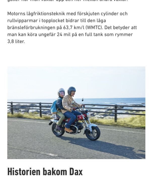 En man och en kvinna åker på en röd Honda Dax motorcykel längs en kustväg med havet i bakgrunden, båda bär hjälmar.