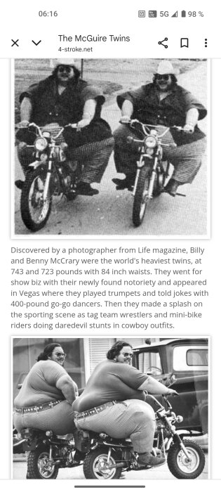 Två personer på små motorcyklar, klädda i rutiga byxor och hattar, på en trottoar; en bild i svartvitt.