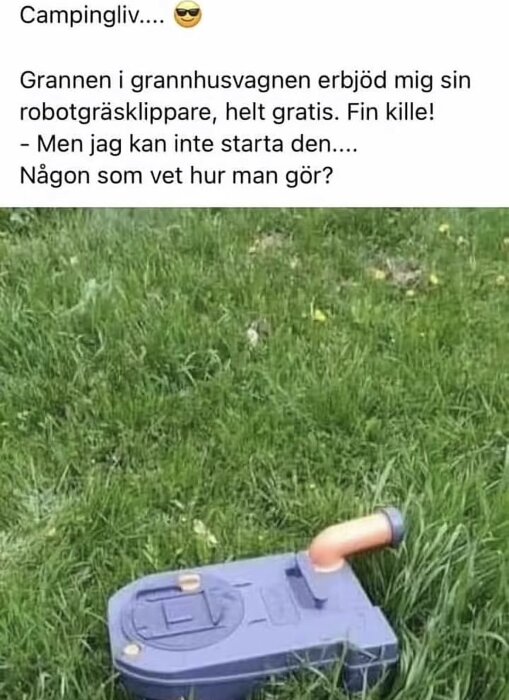 Robotgräsklippare i gräs med okänd startmekanism, campingliv.