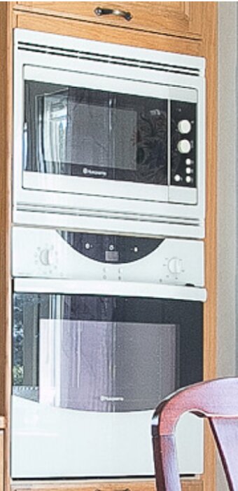 Inbyggd mikrovågsugn och ugn i köksskåp, äldre modeller.