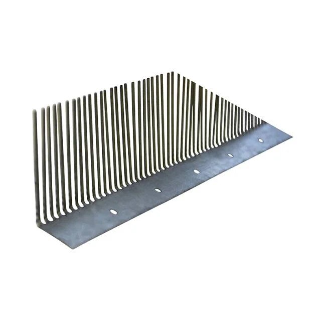 Galvaniserat musband med stående tunna spikar, utformad för att användas som skydd runt byggnaders taknock eller liknande områden.