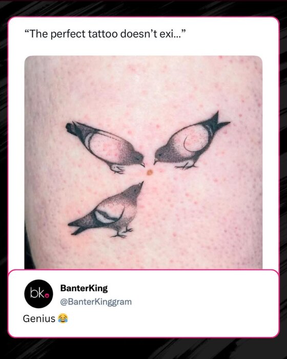 Tre fåglar tatuerade på huden verkar picka på en äkta leverfläck som om det vore en brödbit.